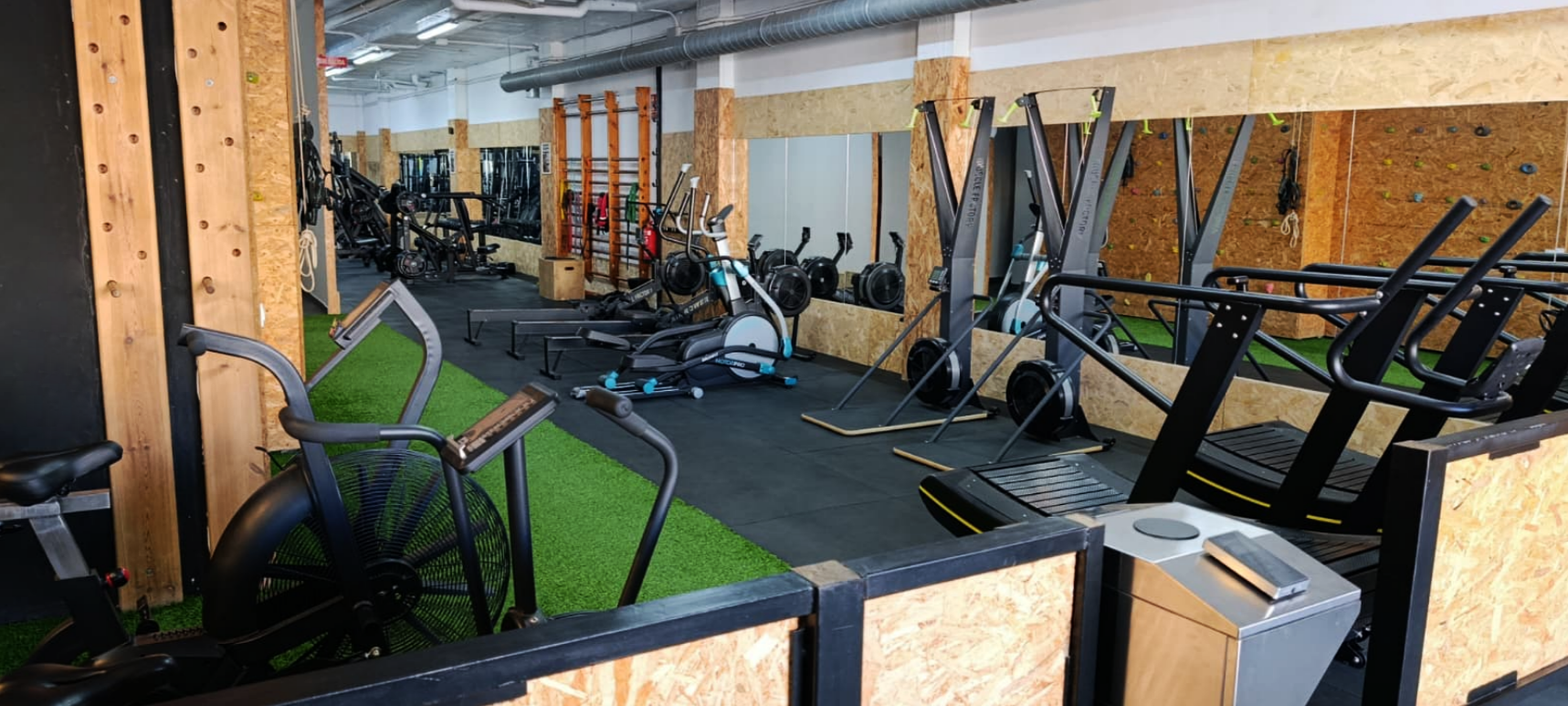 Air bicycle y zona de cardio – Club de Lucha Massanassa